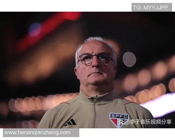 足球峰哥的传奇之路：从草根球员到足球界的璀璨明星